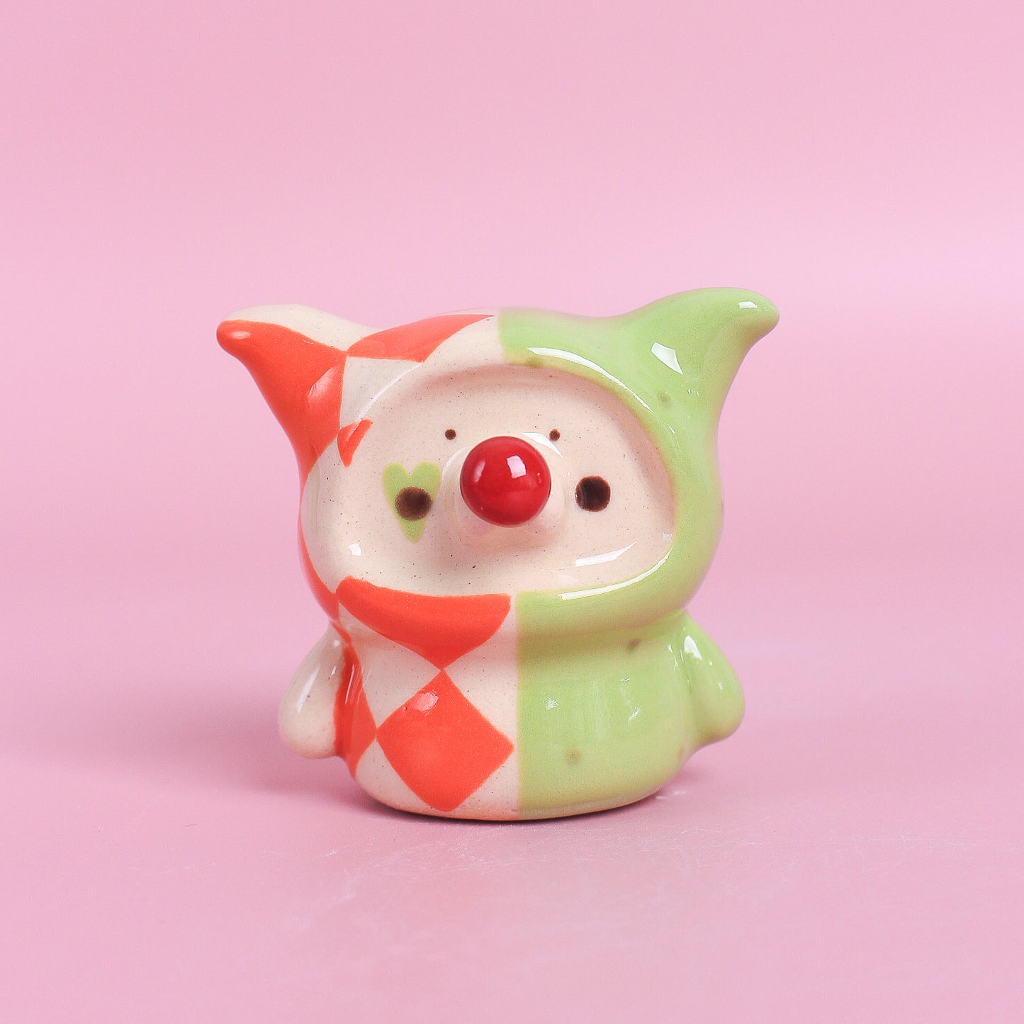 clown desk mate