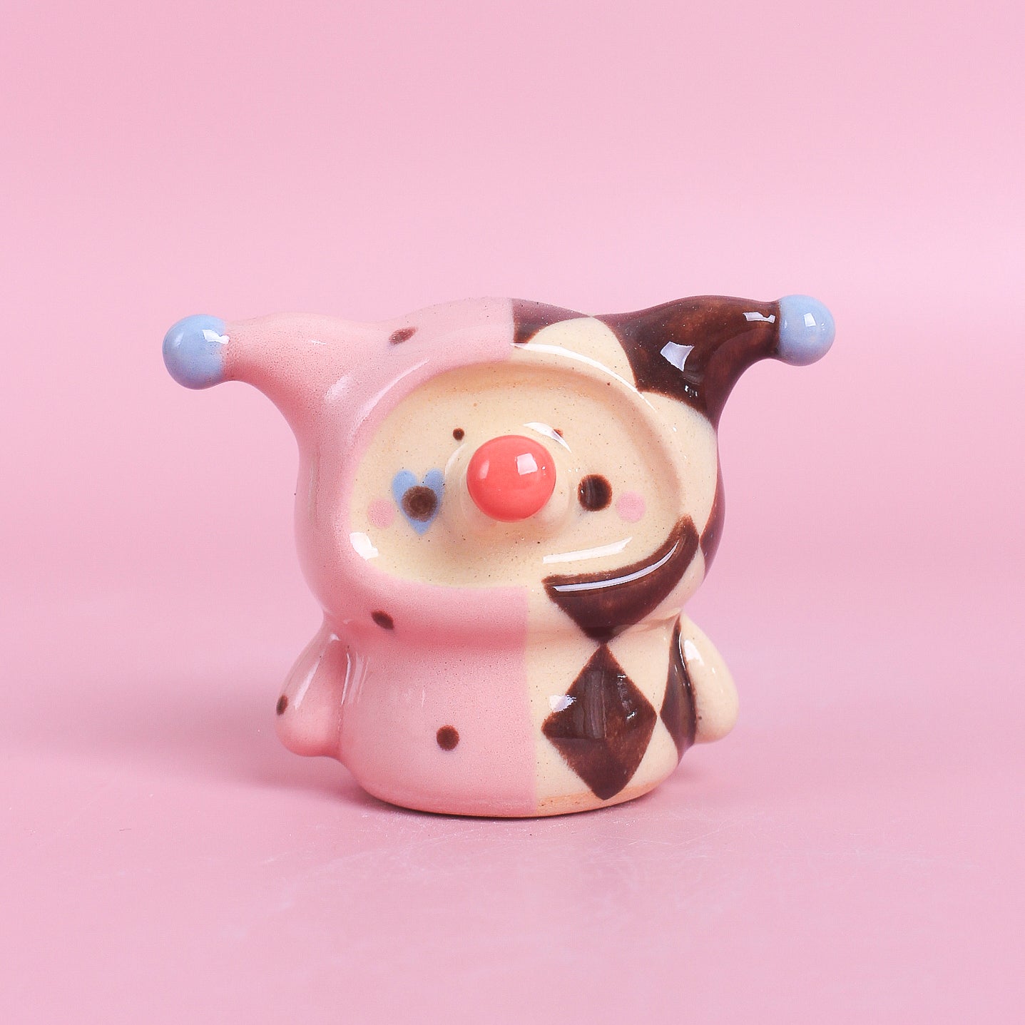 clown desk mate