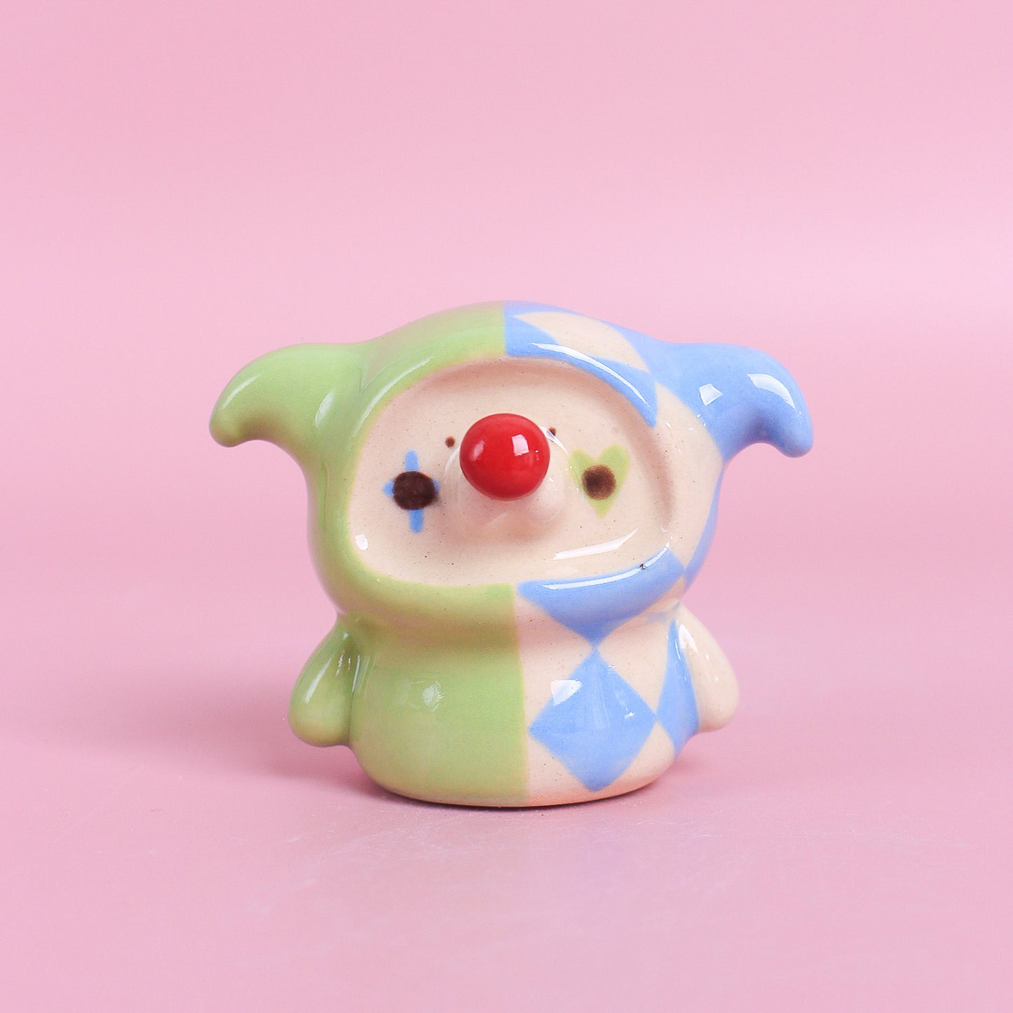 clown desk mate